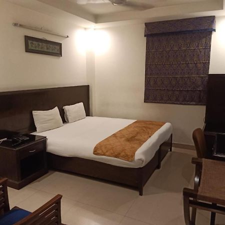 Hotel Clark Heights Нью-Дели Экстерьер фото