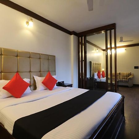 Hotel Clark Heights Нью-Дели Экстерьер фото