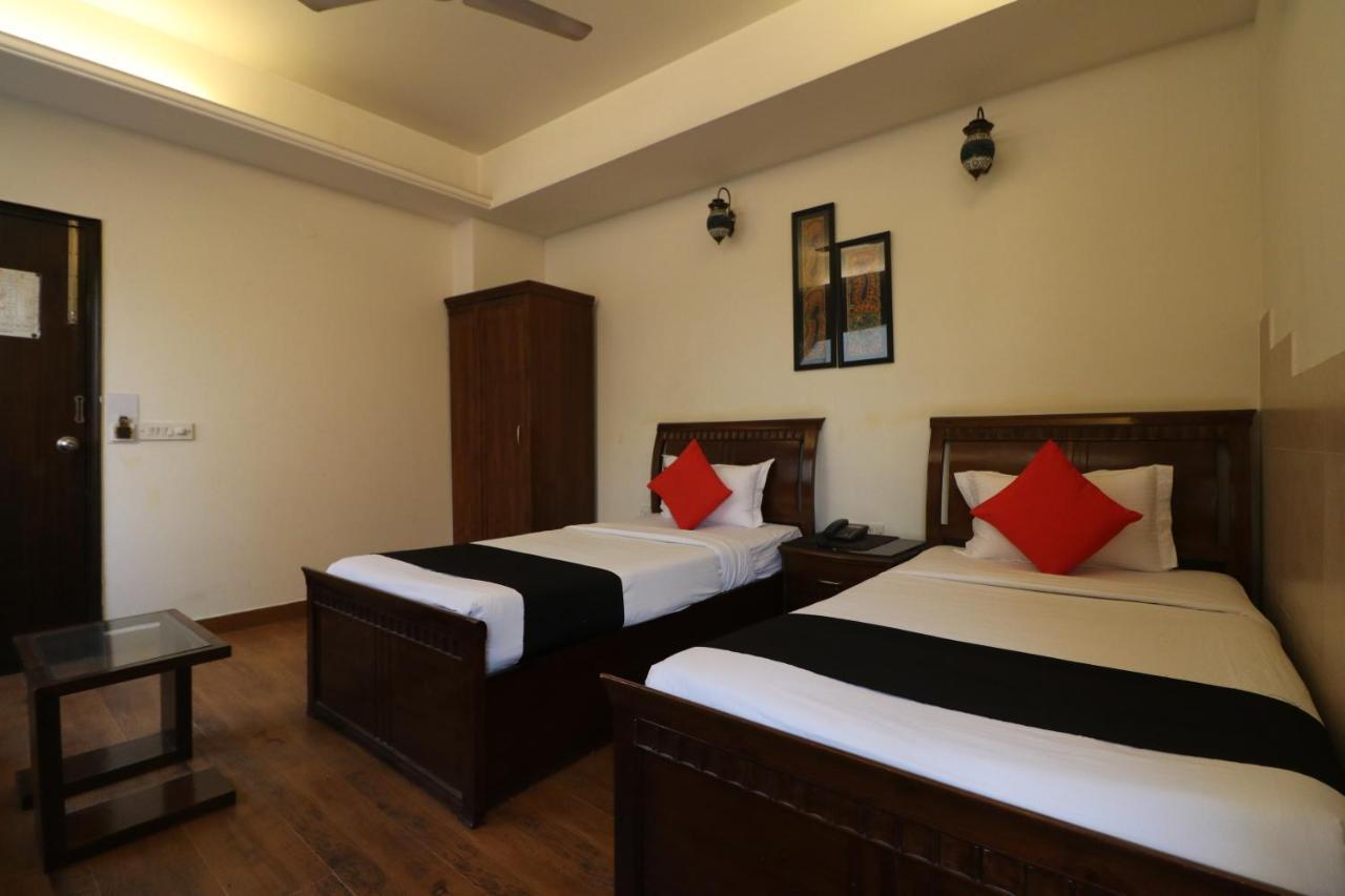 Hotel Clark Heights Нью-Дели Экстерьер фото