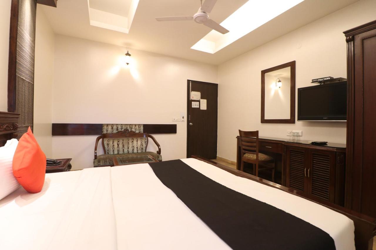 Hotel Clark Heights Нью-Дели Экстерьер фото
