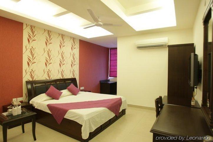 Hotel Clark Heights Нью-Дели Номер фото