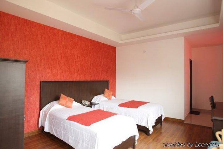 Hotel Clark Heights Нью-Дели Номер фото