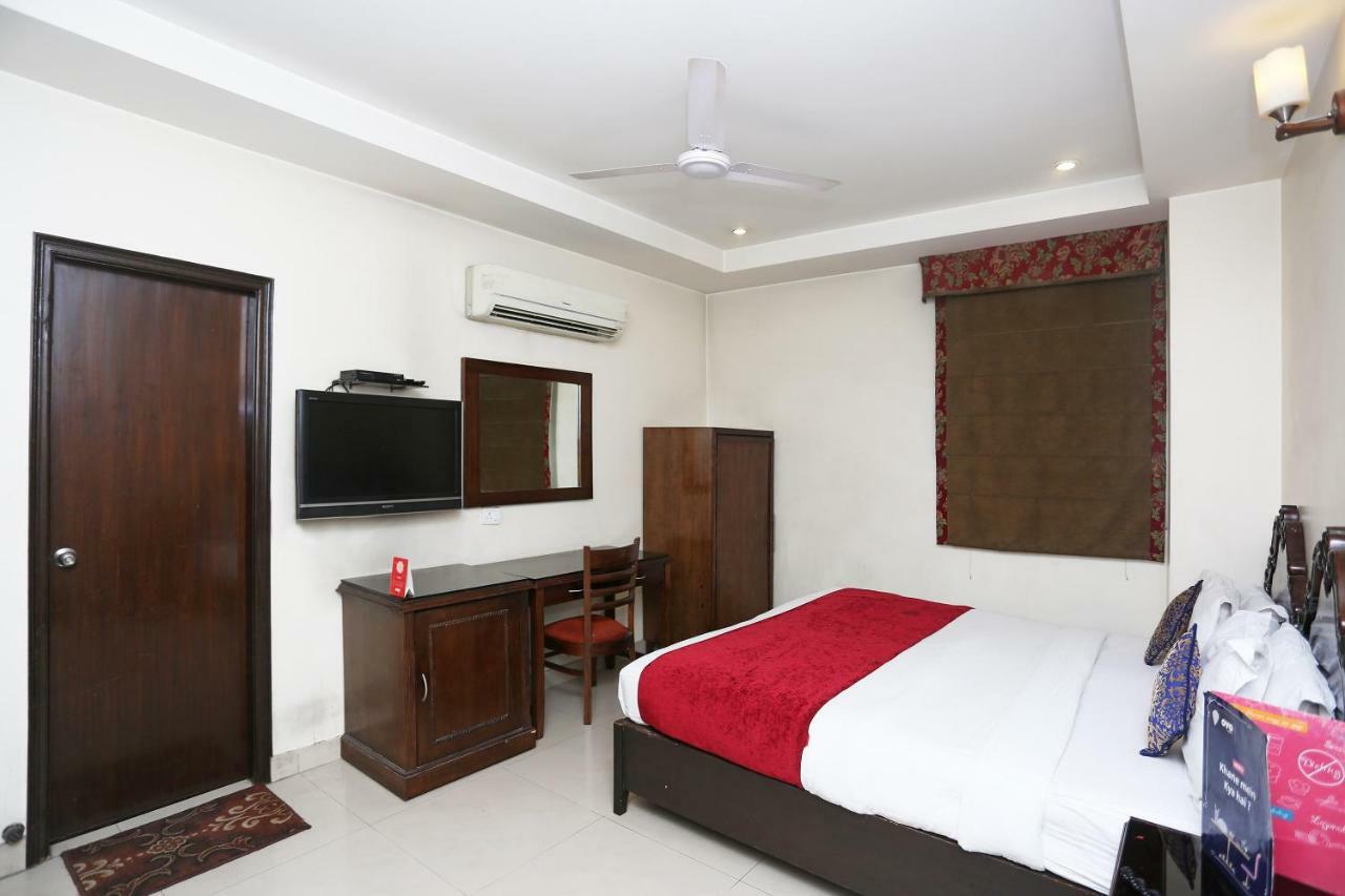Hotel Clark Heights Нью-Дели Экстерьер фото